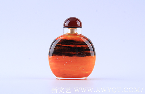 万欢内画鼻烟壶作品《相守一生》背面 规格：9.4cmx7.5cmx3cm 创作年代：2018年
